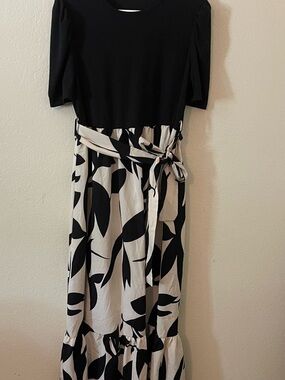 Source Unknown Black and Cream Maxi Dress with Printed Skirt